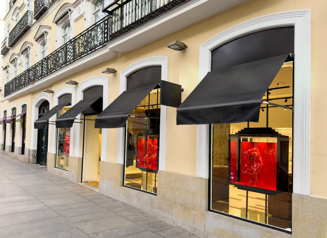 Façade vitrine de magasin en aluminium sur mesure à Pierre-Bénite